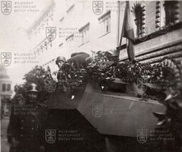 	Fotografie - útočné vozy pražských povstalců