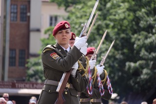 Ilustrační obrázek ke článkuČestná stráž AČR na DrillFestu 2019 bodovala pochodovou sestavou, v níž nechyběl vtip