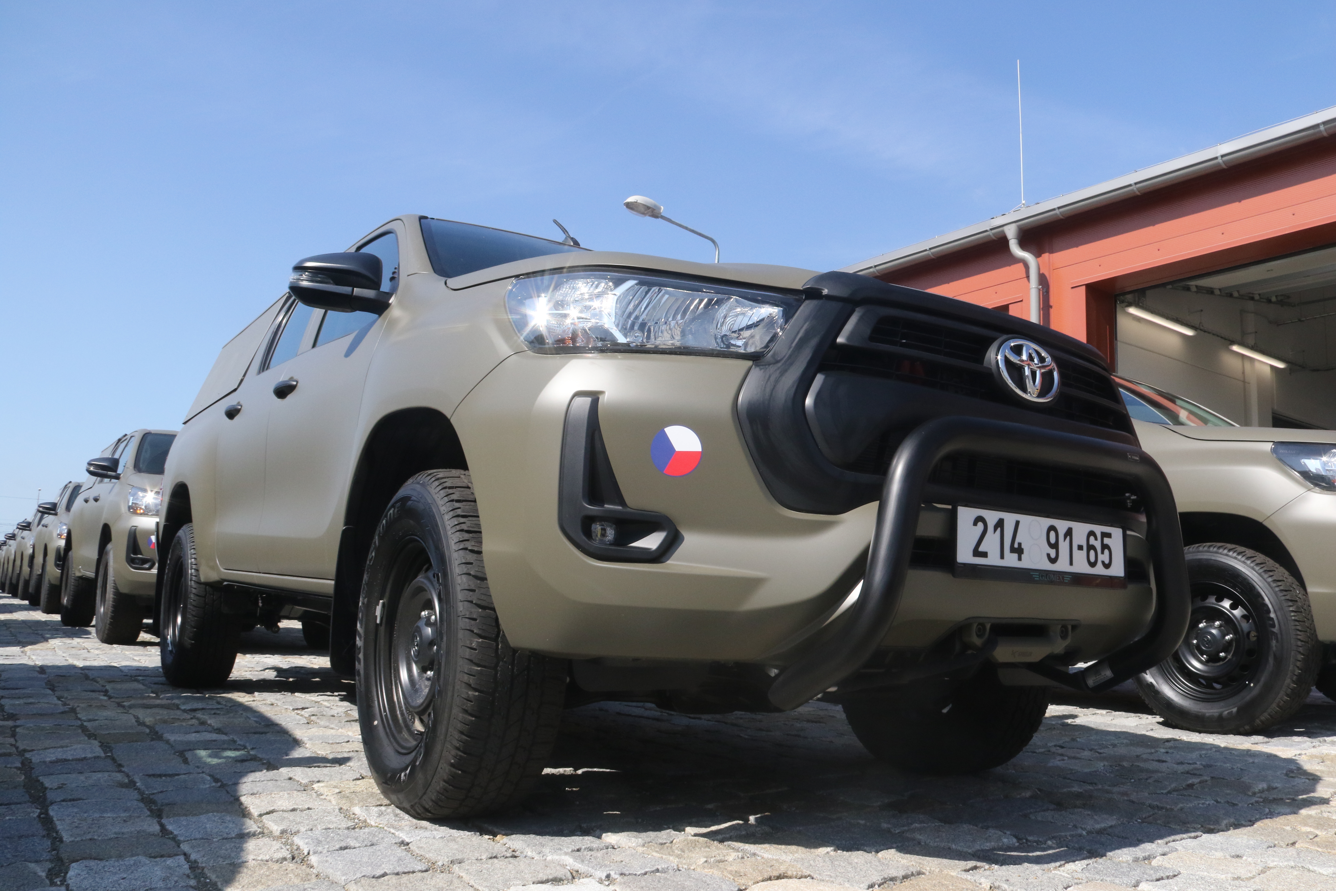 Armáda dnes převzala prvních 65 automobilů