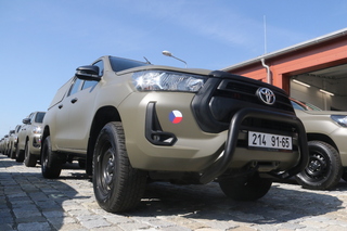 Armáda dnes převzala prvních 65 automobilů