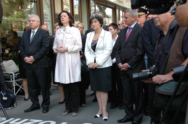 Vzpomínkové akce k 45. výročí invaze se zúčastnili mimo jiné (zleva) premiér Jiří Rusnok, předsedkyně Sněmovny Miroslava Němcová, místopředsedkyně Senátu Alena Gajdůšková a prezidentův kancléř Vratislav Mynář