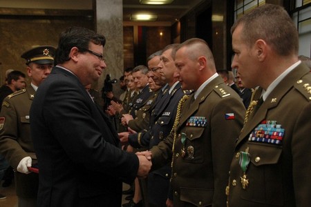 Ministr obrany udělil nejvyšší resortní vyznamenání