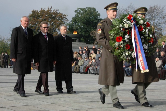 Věnec k památníku společně položili místopředsedové Senátu Zdeněk Škromach a Přemysl Sobotka a předseda senátního Výboru pro zahraniční věci, obranu a bezpečnost František Bublan
