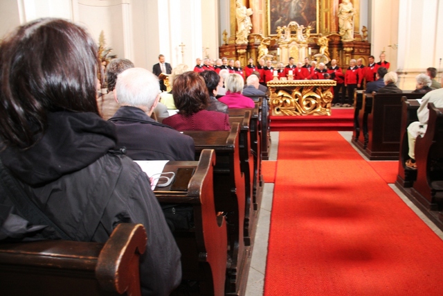  Pohled na sbor ze zadních řad 