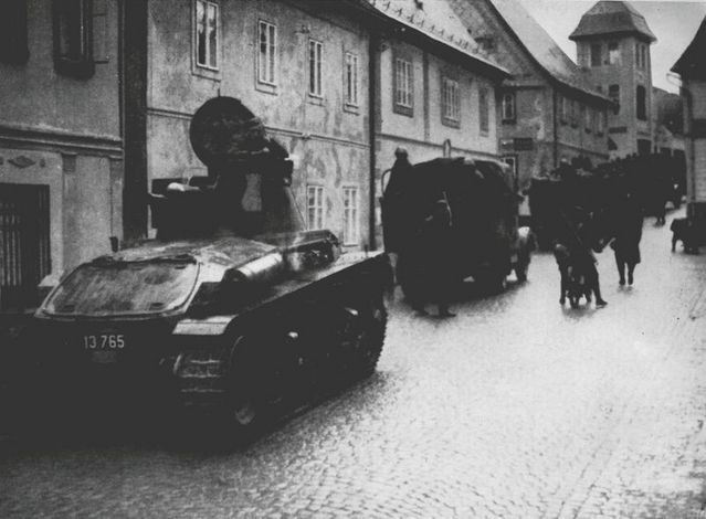 Pohled na lehké tanky asistenčních oddílů čs. branné moci rapidně mírnil fanatismus sudetoněmeckých vzbouřenců. Foto sbírka VHÚ.