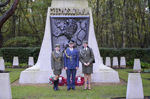  Příslušníci kontingentu AČR působící v zahraniční misi EU-NAVFOR ATALANTA u památníků padlých Československých vojáků. 