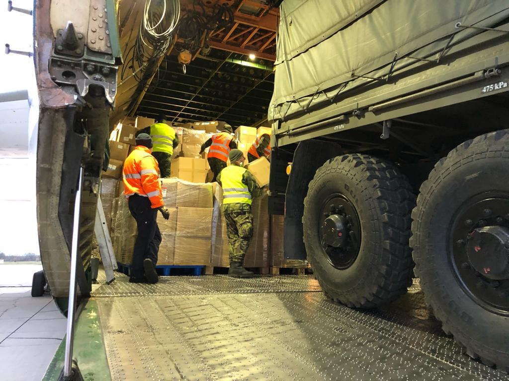 Desítky tun zdravotnického materiálu bylo napotřetí vyloženo na pardubickém letišti