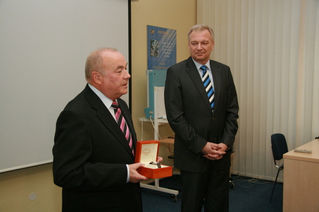Ministr Picek poděkoval řediteli ústavu Dušanu Bartošovi za jeho dlouholetou práci a předal mu dárek – hodinky