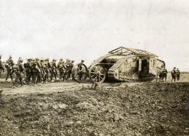 Západní fronta a britský tank typu Mark I. Foto sbírka VHÚ