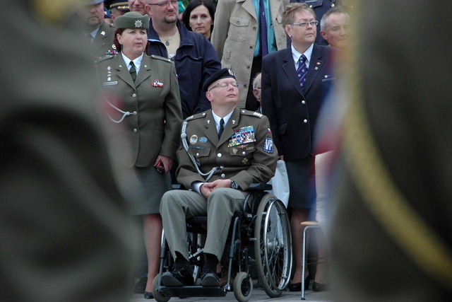 Ceremoniál na Vítkově si nenechal ujít ani nadpraporčík Jiří Schams, který byl v roce 2008 těžce zraněn během nasazení v Afghánistánu