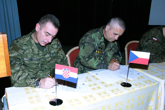  Náčelníci VP Chorvatska a České republiky podepisují předání odpovědnosti