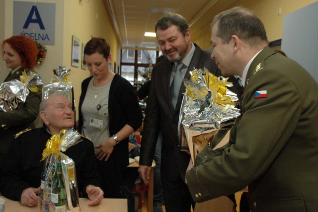 Generálu Klemešovi popřál také plukovník Eduard Stehlík, ředitel Odboru pro válečné veterány MO