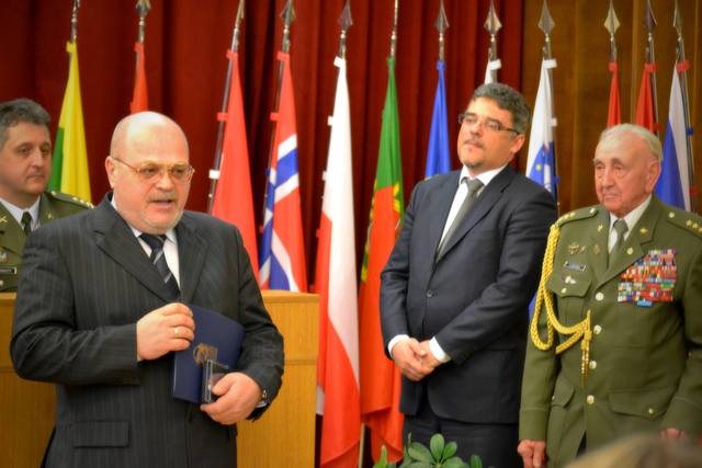  První tajemník velvyslanectví Ruské federace přebírá plaketu za péči o válečné hroby