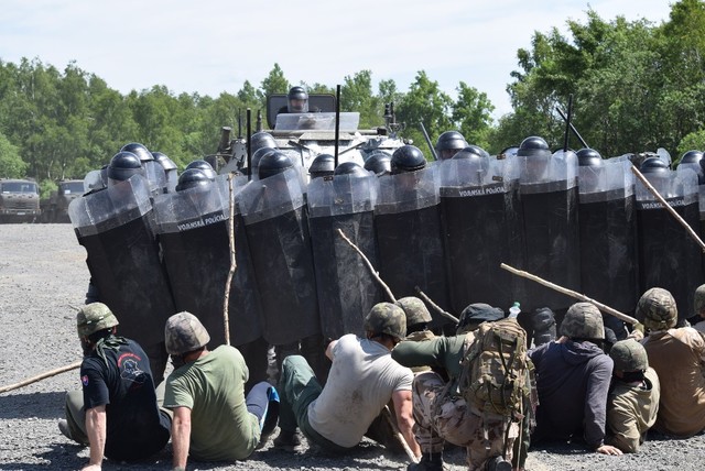  Taktika demonstrantů se často střídala, velitel zásahu musel okamžitě reagovat