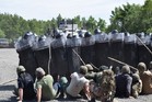  Taktika demonstrantů se často střídala, velitel zásahu musel okamžitě reagovat