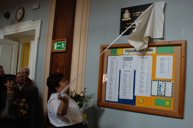 Dcera generála Mareše paní Dagmar Jungmanová při slavnostním momentu odhalení