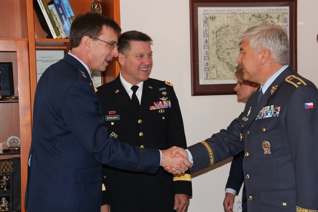  Přivítání americké delegace zástupce velitele Vzdušných sil AČR brig.gen. Jaromírem Šebestou
