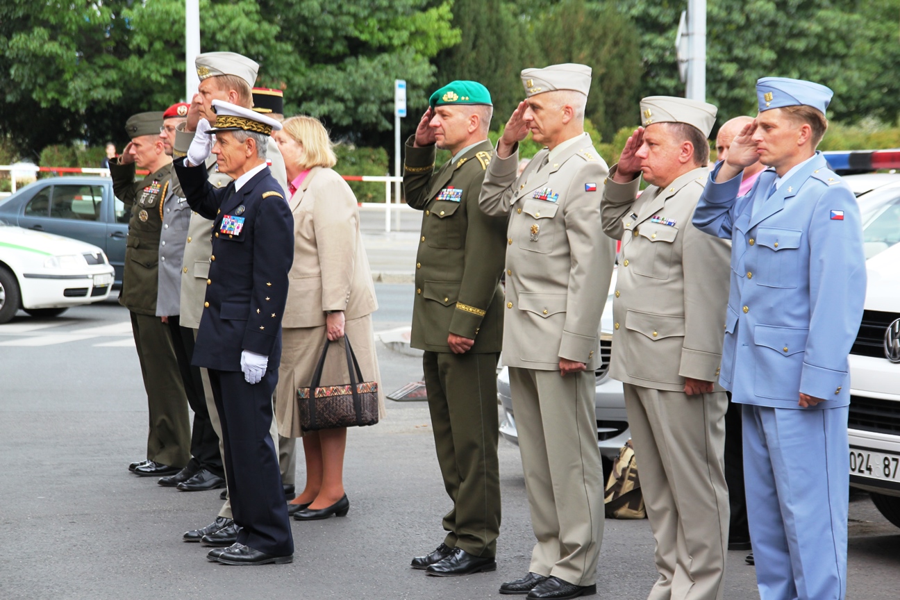 Před budovou Generálního štábu zazněly dvě hymny – hymna NATO a česká státní hymna