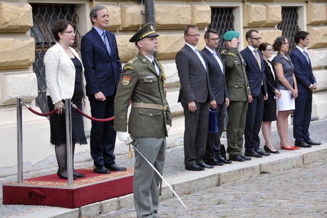 Během slavnostního přivítání zazněly hymny ČR a Gruzie