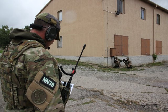  Na plnění úkolu dohlížel dánský instruktor FAC