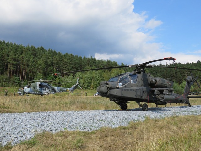 Cvičení opět podpořily americké vrtulníky AH-64 Apache. Letos poprvé působí z polního letiště v Boleticích