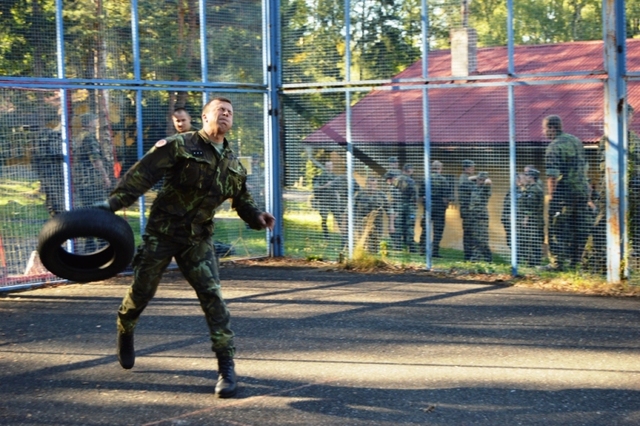 Soutěžící hází pneumatikou do dálky