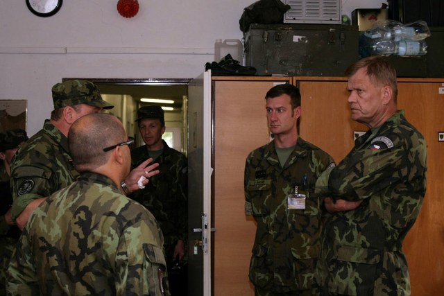 Prohlídka pobytové zóny vojáků 1. zásobovací roty 141. zásobovacího pluku v Pardubicích