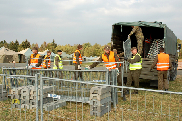 Celá humanitární základna je ohrazena přenosným oplocením