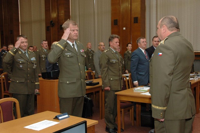 Velitel pozemních sil genmjr. Ján Gurník podává hlášení náčelníkovi GŠ AČR genpor. Josefu Bečvářovi