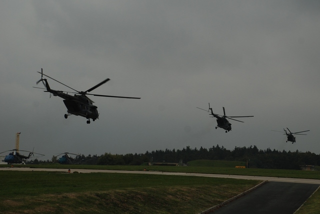  Vrtulníky Mi-171š při přeletu do Pardubic