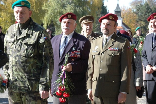 Věnec k pomníku položili také zástupci veteránských organizací