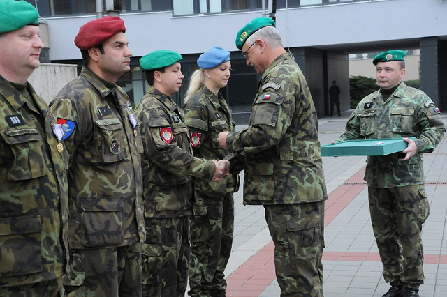 Ze slavnostního nástupu ke Dni vzniku samostatného česko-slovenského státu ve Vyškově - udělení medailí brigádním generálem Jánem Kožiakem