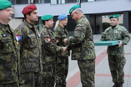 Ze slavnostního nástupu ke Dni vzniku samostatného česko-slovenského státu ve Vyškově - udělení medailí brigádním generálem Jánem Kožiakem