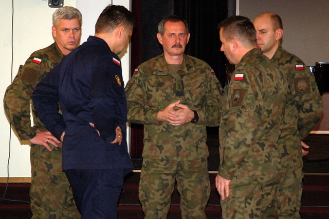 Generálmajor Cezary Podlasiński (uprostřed), velitel Centra řízení pozemních operací (Land Operations Centre - Land Component Command) a zároveň v battlegroup V4 velitele OHQ.