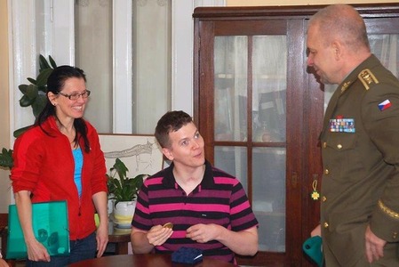 Lukáš Hirka, voják těžce zraněný v Afghánistánu, se pokouší znovu chodit 