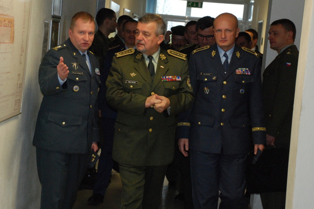  Základnou provázel hosty velitel 22.zVrL plukovník Miroslav Svoboda a velitel Vzdušných sil AČR brigádní generál Libor Štefánik