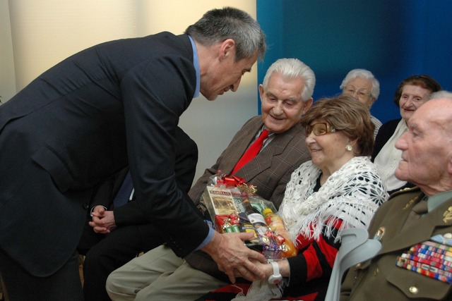 Martin Stropnický předává vánoční balíčky veteránům