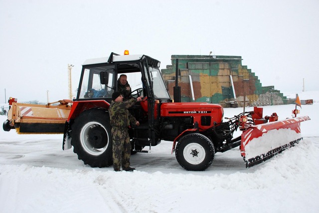 Samozřejmě nechybí traktor s radlicí a kartáčem.