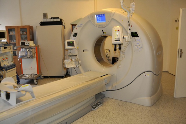 Přístroj CT, který umožní šetrnější a kratší vyšetření pacientů a lékařům pomůže při přesnějším vyšetření pohyblivých orgánů v olomoucké vojenské nemocnici