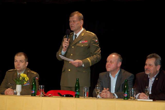 Genpor. Josef Bečvář popřál knize mnoho spokojených čtenářů