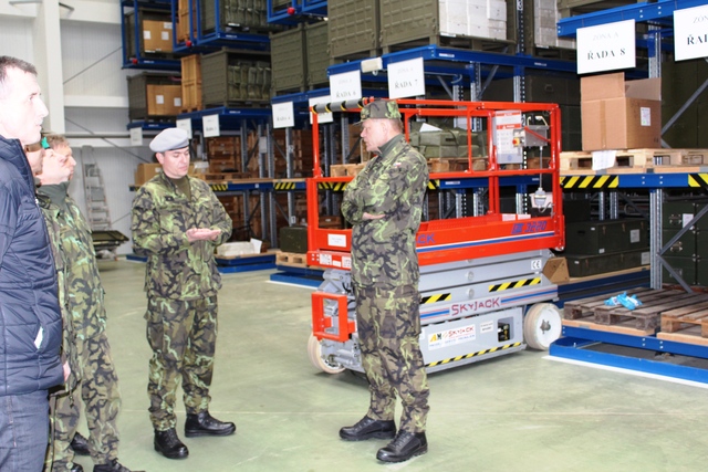 Generál Bečvář (vpravo) u Centra zabezpečení materiálem technických služeb ve Štěpánově