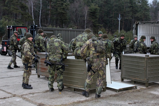Vojáci nacvičovali také překládku materiálu humanitární pomoci 