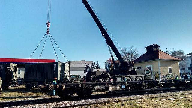 Nakládání materiálu a techniky před odjezdem zpět do ČR
