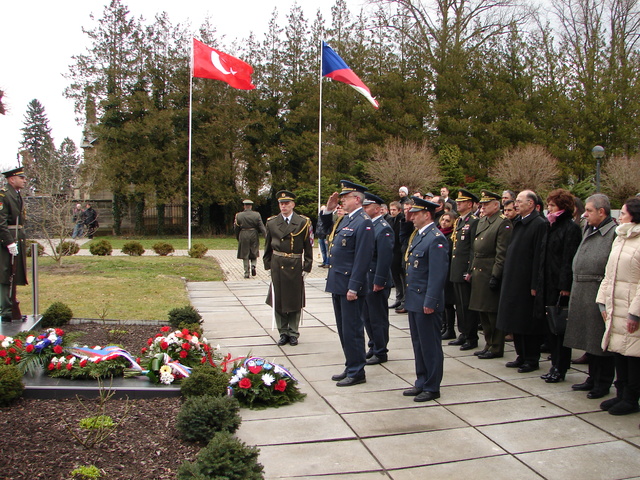Hold padlým vojákům vzdali i příslušníci Správy letiště Pardubice s velitelem pplk. Šťastným