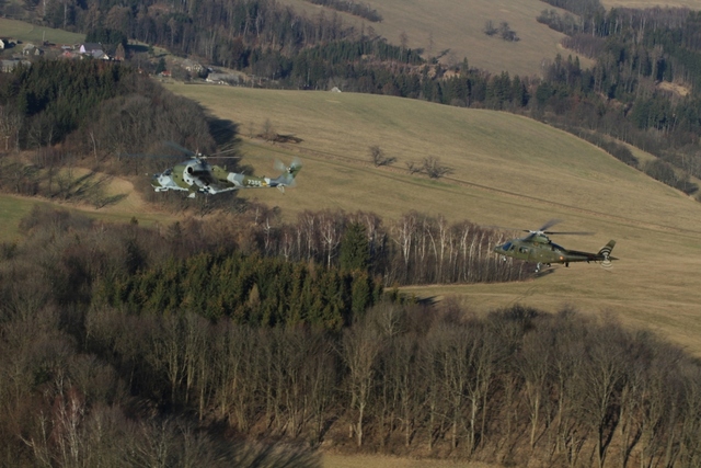  Přelet vrtulníků do hor doprovázelo ve čtvrtek slunečné počasí