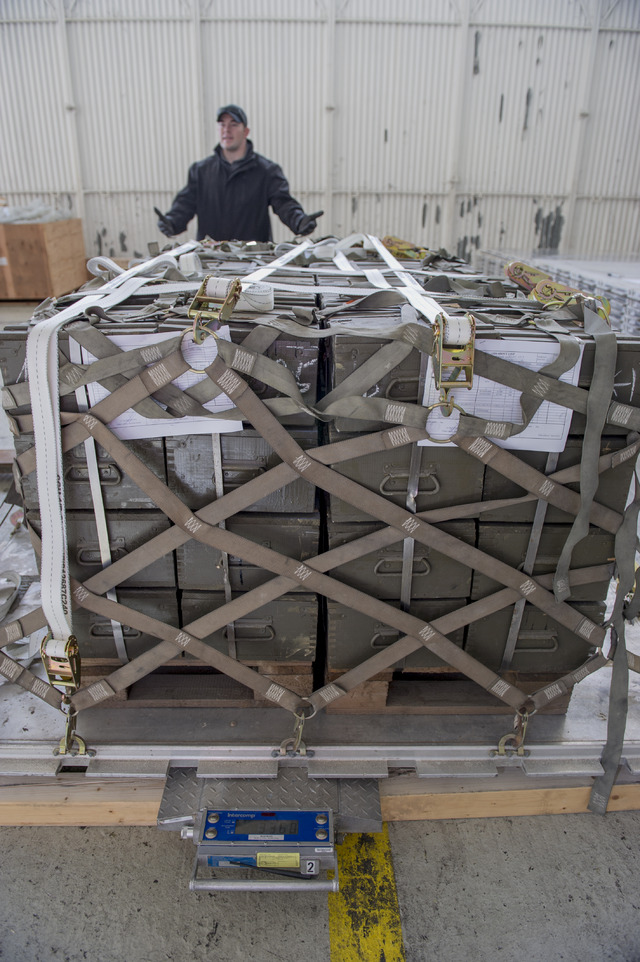 Letecká přeprava vyžaduje přesné zvážení každé palety