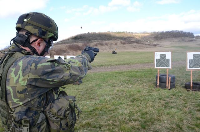 Velitel 4. brigády plukovník Roman Náhončík při střelbě z pistole Phantom vstoje