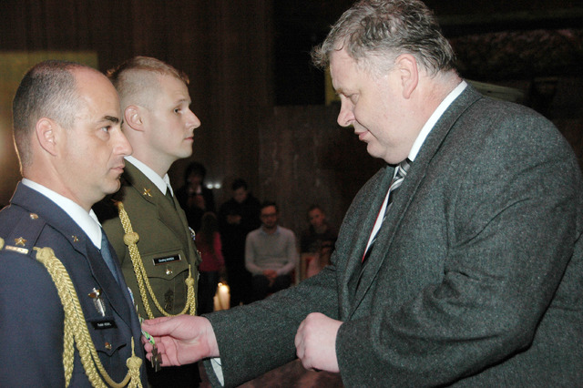 Příslušníkům Armády ČR pogratuloval i náměstek pro řízení sekce dozoru a kontroly Ministerstva obrany Antonín Rada