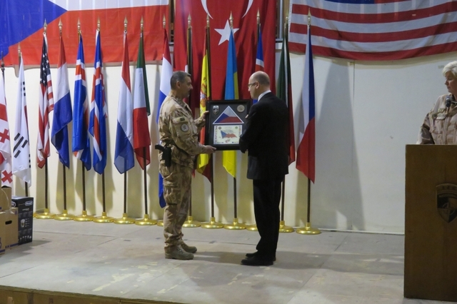  Velitel 12. ÚU AČR plk. Miroslav Lafek předal premiérovi dar od vojáků v Afghánistánu