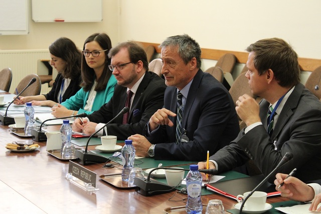 Jednání s britským ministrem obrany 2